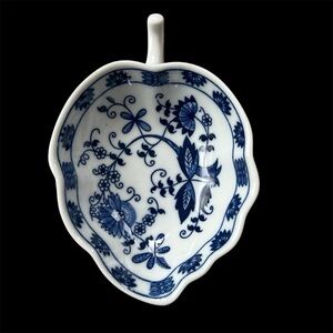 Blue Danube Vintage Leaf Shape Nut Candy Bowl with Handle 6"